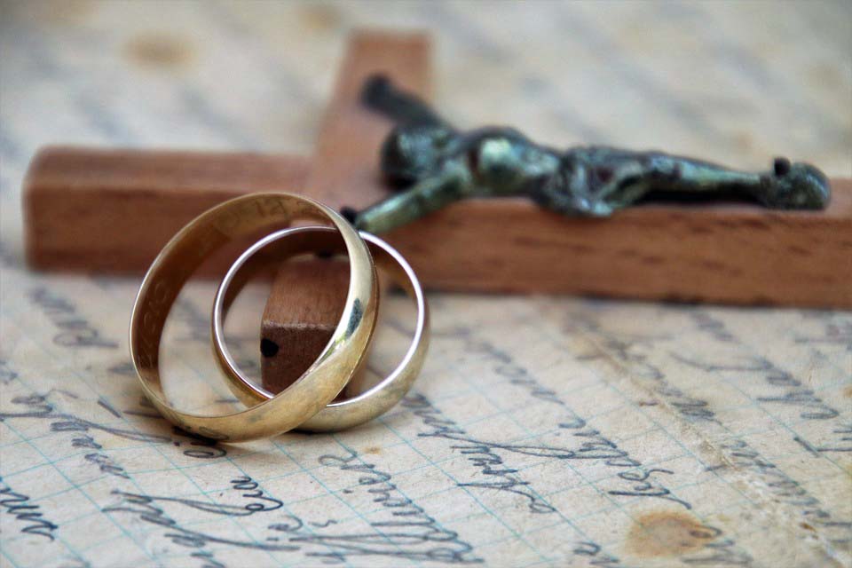 saints_hunegund_weddingringsandcrucifix_pixabaypublicdomain_081018